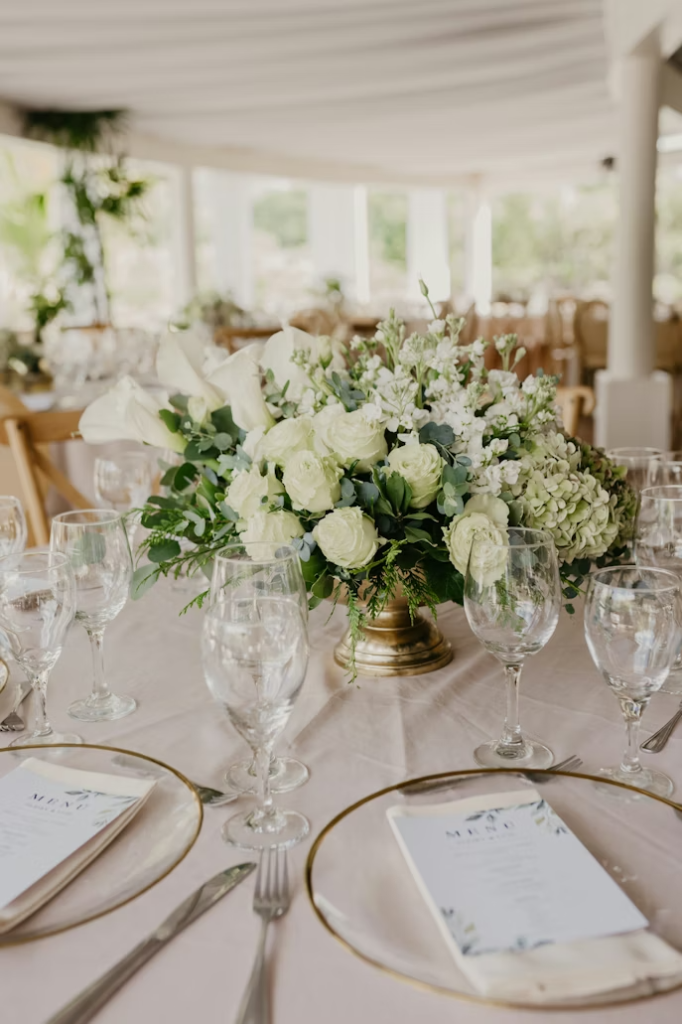 Décoration de table de mariage élégante et fleurs blanches.