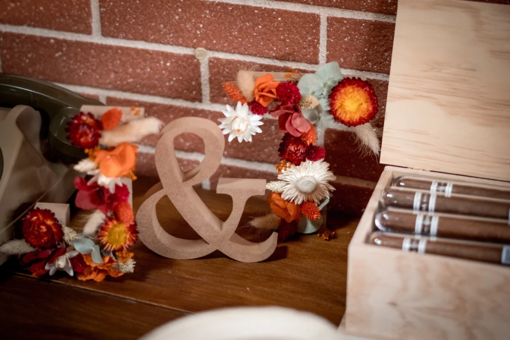 Décoration de mariage personnalisée avec fleurs séchées et bar à cigares en Occitanie.